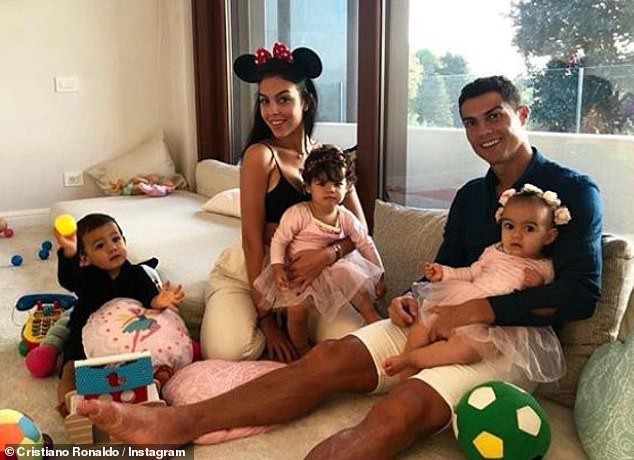 Cristiano Ronaldo đính hôn với bạn gái Georgina Rodriguez giữa lúc bị cáo buộc tội cưỡng hiếp - Ảnh 4.