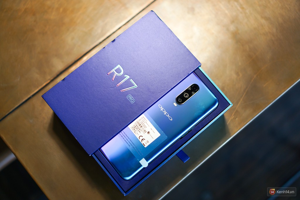 Mở hộp điện thoại Oppo R17 Pro xanh xanh hồng hồng chị em nhìn vào thích mê - Ảnh 2. Mở hộp điện thoại Oppo R17 Pro xanh xanh hồng hồng chị em nhìn vào thích mê - Ảnh 2.