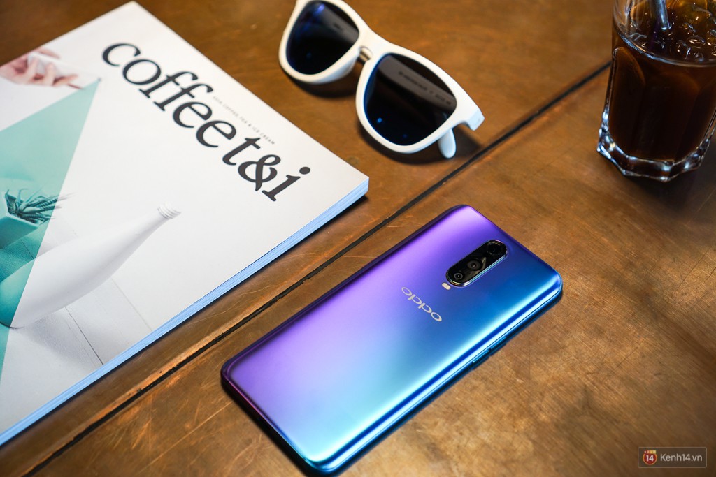 Mở hộp điện thoại Oppo R17 Pro xanh xanh hồng hồng chị em nhìn vào thích mê - Ảnh 5. Mở hộp điện thoại Oppo R17 Pro xanh xanh hồng hồng chị em nhìn vào thích mê - Ảnh 5.