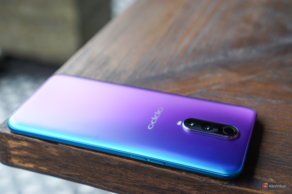 Mở hộp điện thoại Oppo R17 Pro xanh xanh hồng hồng chị em nhìn vào thích mê - Ảnh 10. Mở hộp điện thoại Oppo R17 Pro xanh xanh hồng hồng chị em nhìn vào thích mê - Ảnh 10.