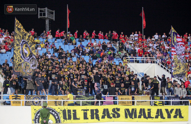 CĐV Malaysia buồn thiu khi đội nhà bại trận tại Mỹ Đình dù trước đó diễu hành thị uy khắp phố cổ Hà Nội - Ảnh 2.
