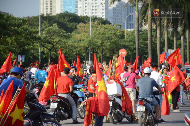 Cổ động viên cả nước vỡ òa cảm xúc với chiến thắng thuyết phục 2-0 của đội tuyển Việt Nam trước Malaysia - Ảnh 1.