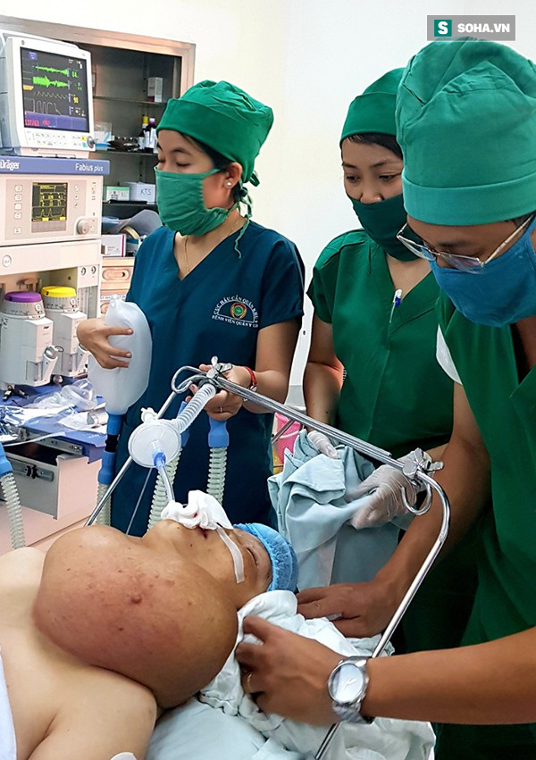 Người phụ nữ ở Tiền Giang mang bướu cổ khủng 5 kg gần 30 năm - Ảnh 3.