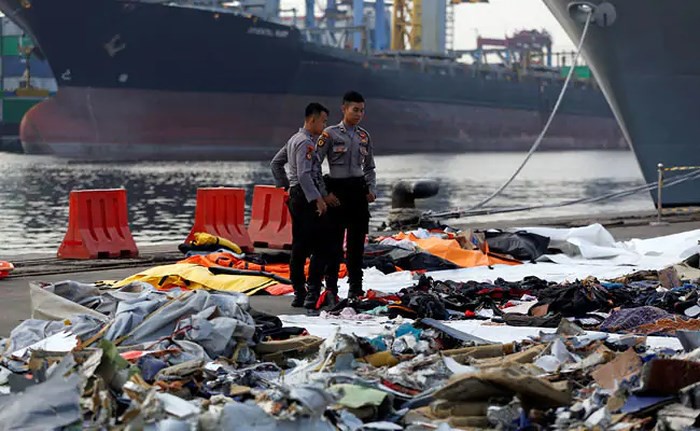 Bố mẹ nạn nhân vụ máy bay Indonesia đệ đơn kiện Boeing - Ảnh 1. Bố mẹ nạn nhân vụ máy bay Indonesia đệ đơn kiện Boeing - Ảnh 1.