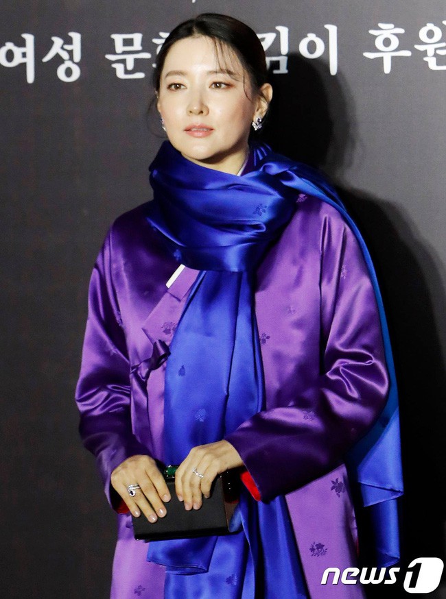 Lee Young Ae đẹp không góc chết, không hổ danh Nữ thần Hanbok khi diện màu áo mà ít người dám mặc - Ảnh 4.