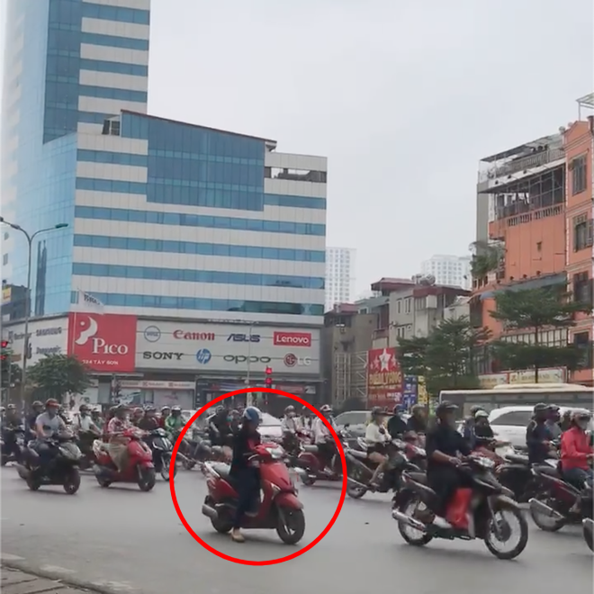 G&oacute;c mặc kệ: Nữ ninja thản nhi&ecirc;n đứng giữa đường lướt điện thoại, d&ograve;ng đời qua lại chị chẳng bận t&acirc;m - Ảnh 2.
