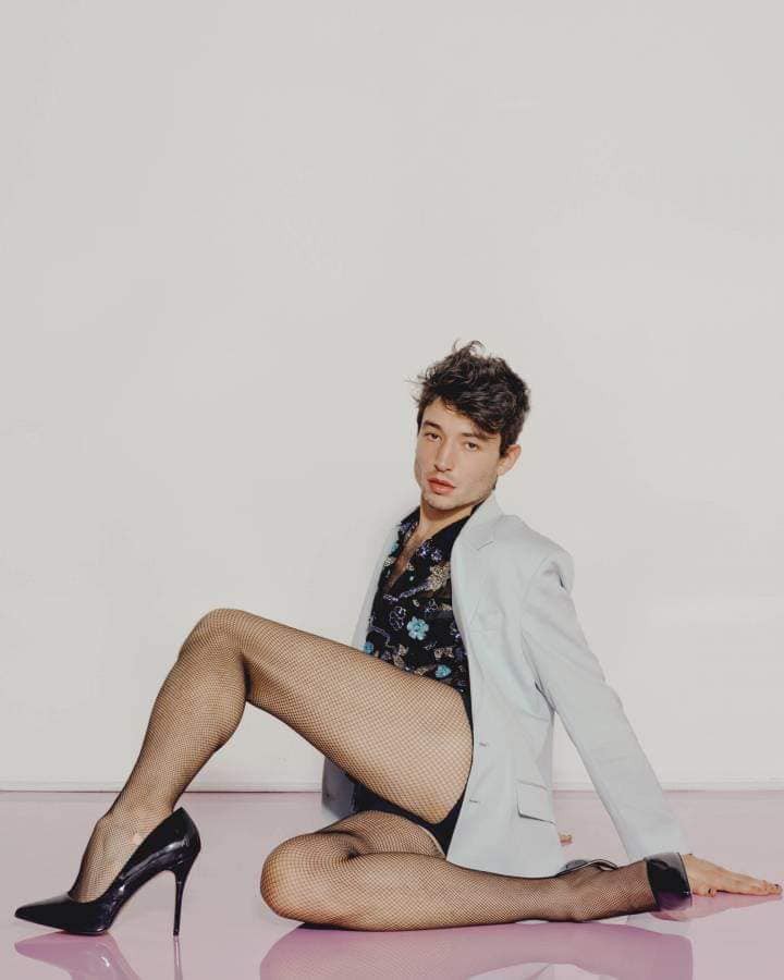 Ezra Miller của Fantastic Beasts thách thức bất cứ chị em nào trên Trái Đất sexy bằng mình - Ảnh 19. Ezra Miller của Fantastic Beasts thách thức bất cứ chị em nào trên Trái Đất sexy bằng mình - Ảnh 19.