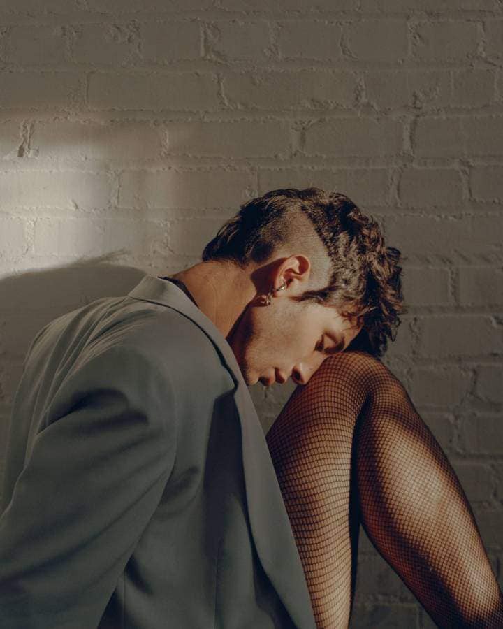 Ezra Miller của Fantastic Beasts thách thức bất cứ chị em nào trên Trái Đất sexy bằng mình - Ảnh 23. Ezra Miller của Fantastic Beasts thách thức bất cứ chị em nào trên Trái Đất sexy bằng mình - Ảnh 23.