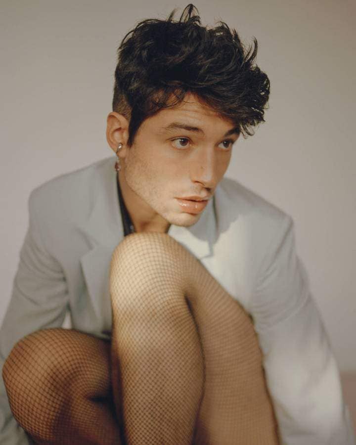 Ezra Miller của Fantastic Beasts thách thức bất cứ chị em nào trên Trái Đất sexy bằng mình - Ảnh 1. Ezra Miller của Fantastic Beasts thách thức bất cứ chị em nào trên Trái Đất sexy bằng mình - Ảnh 1.