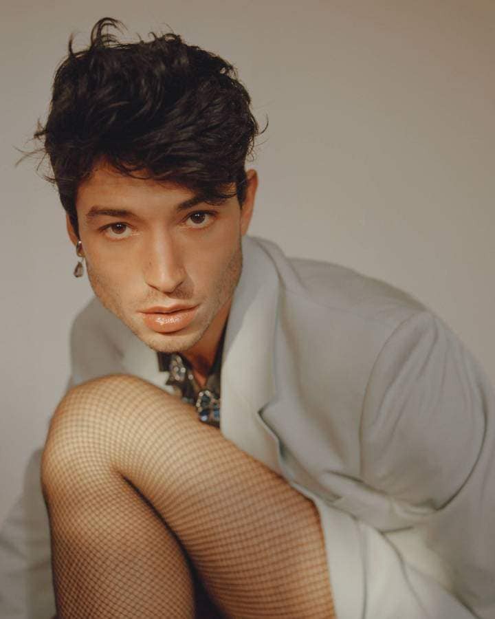 Ezra Miller của Fantastic Beasts thách thức bất cứ chị em nào trên Trái Đất sexy bằng mình - Ảnh 3. Ezra Miller của Fantastic Beasts thách thức bất cứ chị em nào trên Trái Đất sexy bằng mình - Ảnh 3.