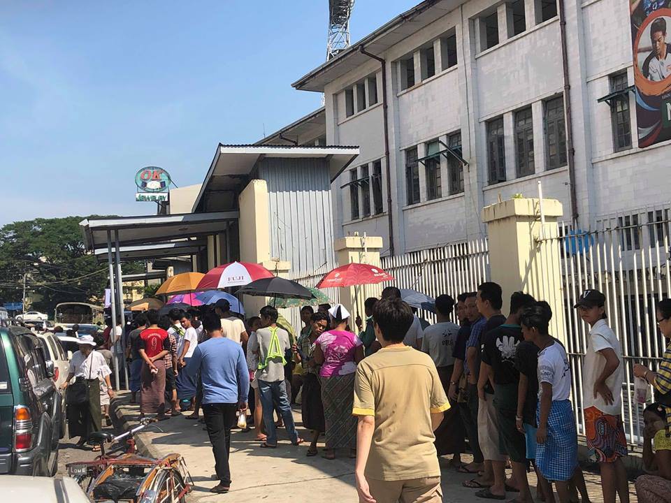 Trời nắng nóng, không có lực lượng bảo vệ, người Myanmar vẫn trật tự xếp hàng mua vé xem trận gặp Việt Nam - Ảnh 2.