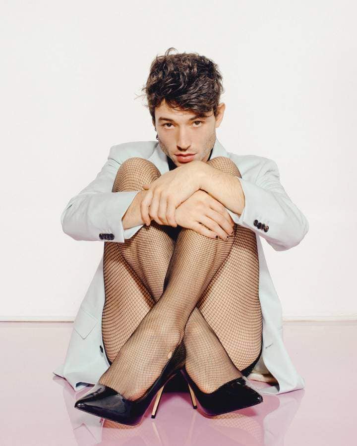 Ezra Miller của Fantastic Beasts thách thức bất cứ chị em nào trên Trái Đất sexy bằng mình - Ảnh 17. Ezra Miller của Fantastic Beasts thách thức bất cứ chị em nào trên Trái Đất sexy bằng mình - Ảnh 17.