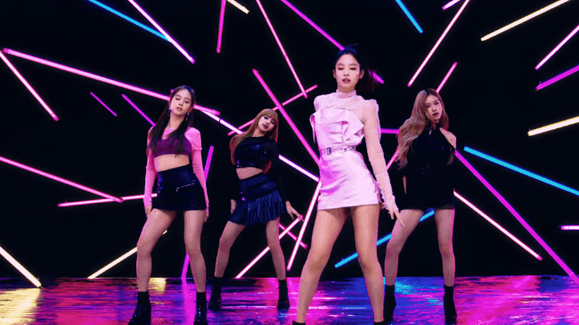 Để Lisa mặc áo giống dancer phụ họa của Jennie, bảo sao YG Entertainment khiến fan Black Pink suốt ngày lục đục - Ảnh 1.