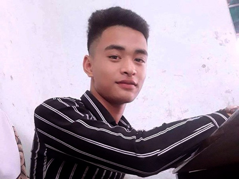 Ném mũ bảo hiểm vào đối thủ khiến 3 người thương vong, nam thanh niên bị khởi tố tội Giết người - Ảnh 1. Ném mũ bảo hiểm vào đối thủ khiến 3 người thương vong, nam thanh niên bị khởi tố tội Giết người - Ảnh 1.