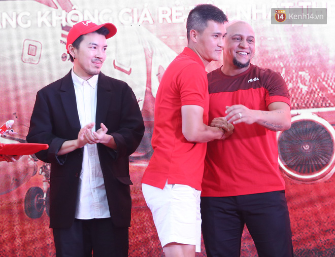 Đọ bụng mỡ với Công Vinh, huyền thoại Roberto Carlos khiến fan Việt Nam cười bể ruột - Ảnh 2.
