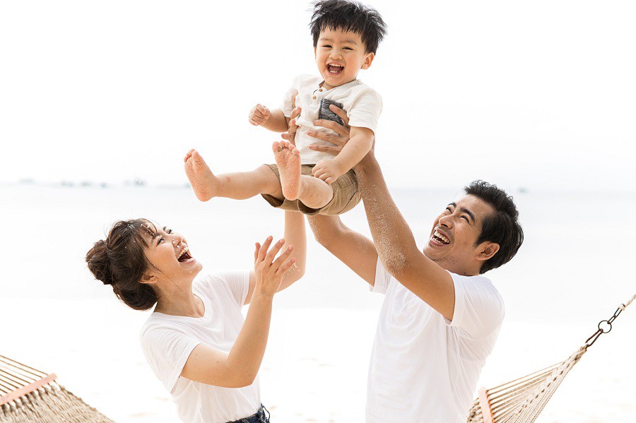 Những ông chồng kiểu mẫu của Vbiz: Bận rộn đến mấy cũng dành thời gian chăm sóc gia đình, sẵn sàng cạo đầu để cầu bình an cho vợ - Ảnh 4. Những ông chồng kiểu mẫu của Vbiz: Bận rộn đến mấy cũng dành thời gian chăm sóc gia đình, sẵn sàng cạo đầu để cầu bình an cho vợ - Ảnh 4.