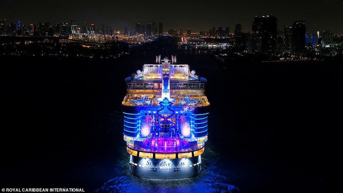 Du thuyền lớn nhất thế giới “chào sân” tại Mỹ - Ảnh 2.