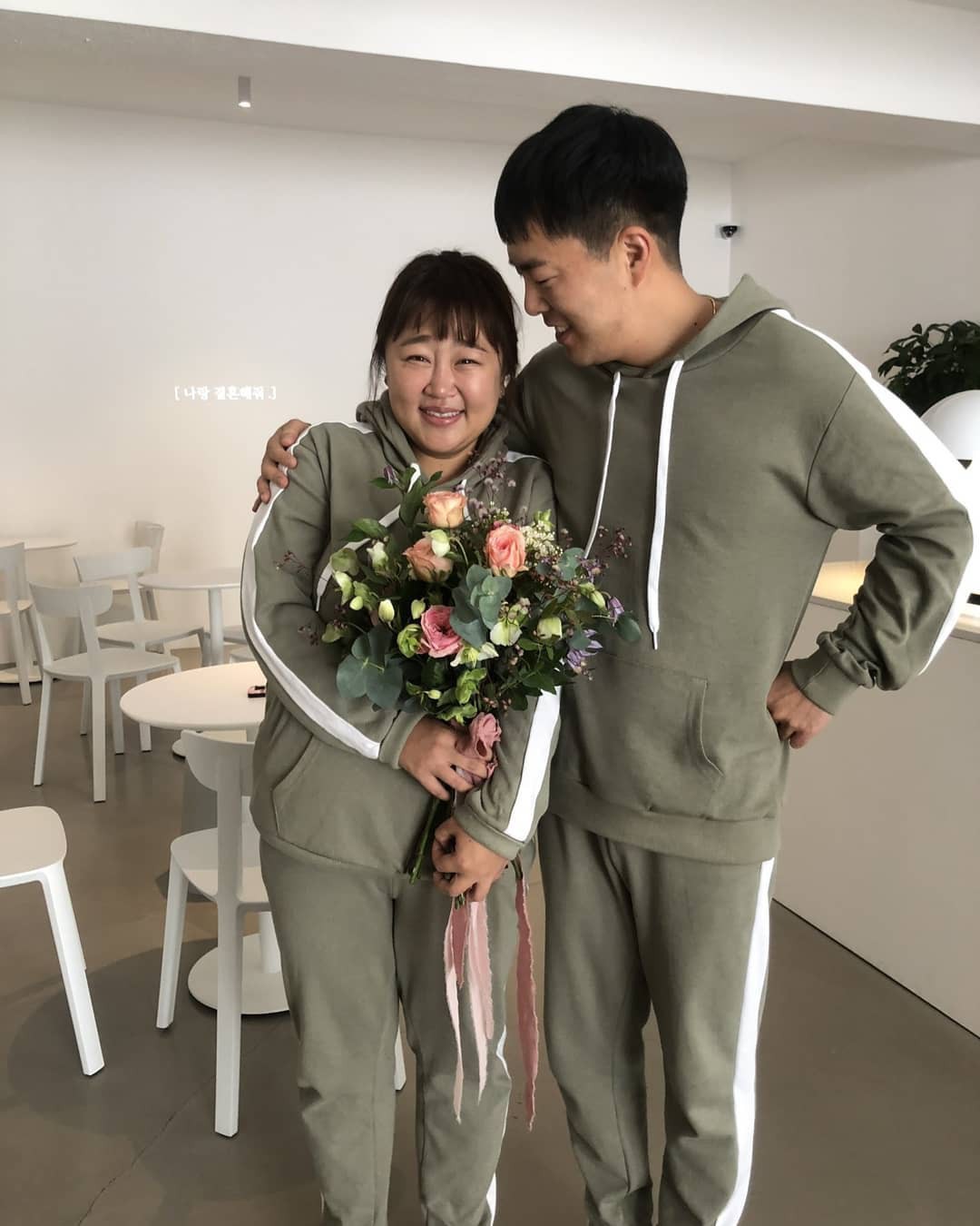 Màn cầu hôn khó tin của danh hài Hàn giảm 30kg và bạn trai: Bí mật bố trí, ai ngờ ngỏ lời cùng ngày, mặc giống nhau - Ảnh 2. Màn cầu hôn khó tin của danh hài Hàn giảm 30kg và bạn trai: Bí mật bố trí, ai ngờ ngỏ lời cùng ngày, mặc giống nhau - Ảnh 2.