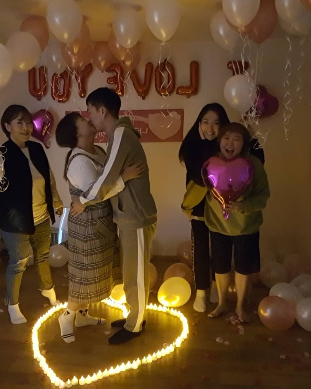 Màn cầu hôn khó tin của danh hài Hàn giảm 30kg và bạn trai: Bí mật bố trí, ai ngờ ngỏ lời cùng ngày, mặc giống nhau - Ảnh 6. Màn cầu hôn khó tin của danh hài Hàn giảm 30kg và bạn trai: Bí mật bố trí, ai ngờ ngỏ lời cùng ngày, mặc giống nhau - Ảnh 6.