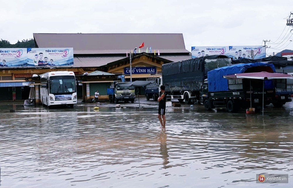 Mưa lũ, sạt lở kinh hoàng ở Nha Trang: Người dân dùng tay đào bới tìm thi thể bé trai và người phụ nữ trong đống đổ nát - Ảnh 5. Mưa lũ, sạt lở kinh hoàng ở Nha Trang: Người dân dùng tay đào bới tìm thi thể bé trai và người phụ nữ trong đống đổ nát - Ảnh 5.