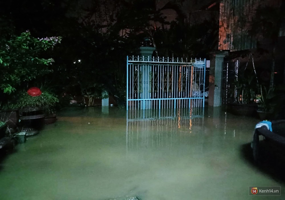 Mưa lũ, sạt lở kinh hoàng ở Nha Trang: Người dân dùng tay đào bới tìm thi thể bé trai và người phụ nữ trong đống đổ nát - Ảnh 12. Mưa lũ, sạt lở kinh hoàng ở Nha Trang: Người dân dùng tay đào bới tìm thi thể bé trai và người phụ nữ trong đống đổ nát - Ảnh 12.