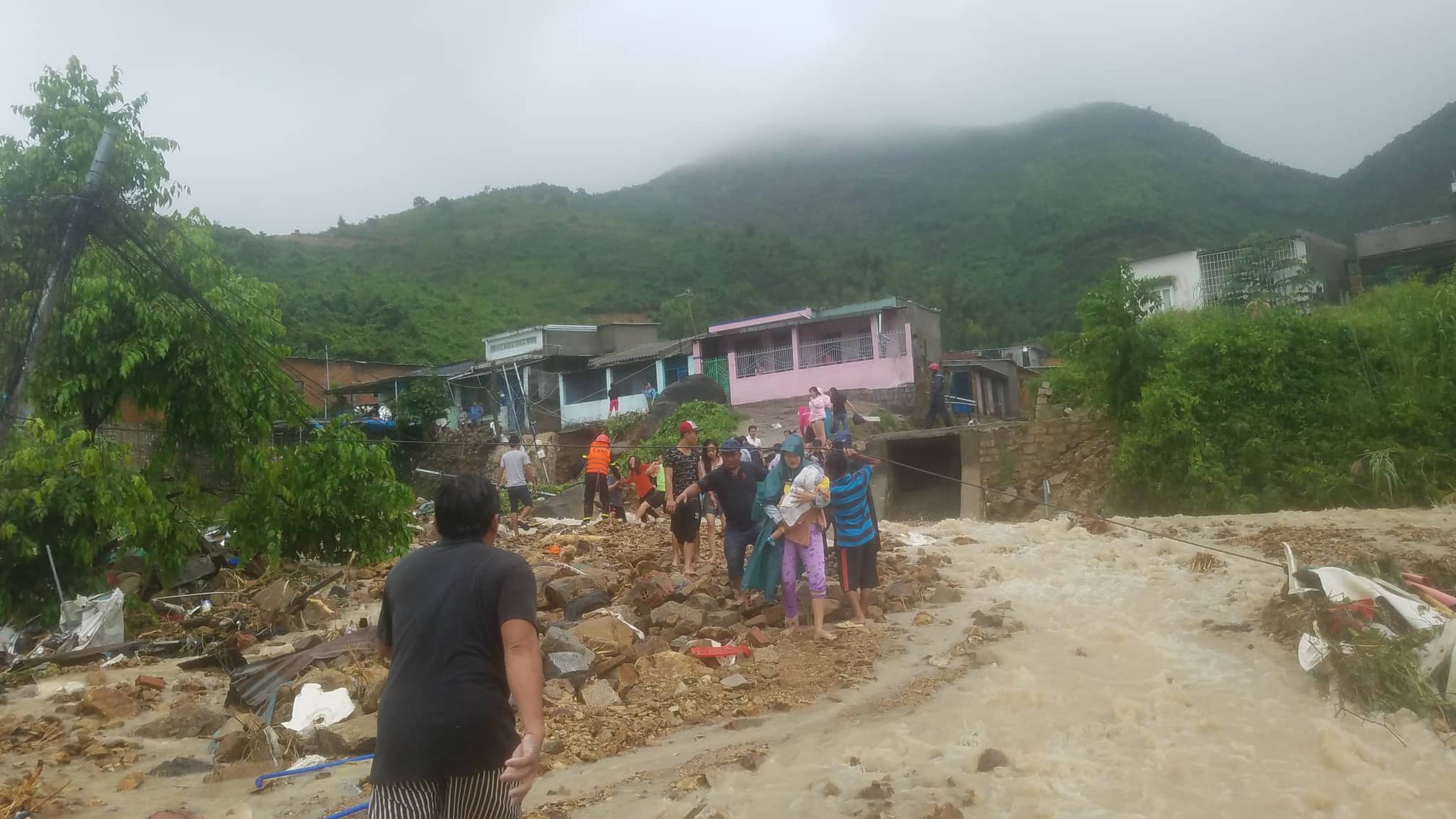 Mưa lũ, sạt lở kinh hoàng ở Nha Trang: Người dân dùng tay đào bới tìm thi thể bé trai và người phụ nữ trong đống đổ nát - Ảnh 10. Mưa lũ, sạt lở kinh hoàng ở Nha Trang: Người dân dùng tay đào bới tìm thi thể bé trai và người phụ nữ trong đống đổ nát - Ảnh 10.