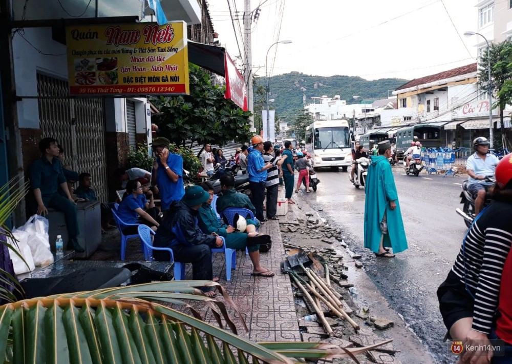Mưa lũ, sạt lở kinh hoàng ở Nha Trang: Người dân dùng tay đào bới tìm thi thể bé trai và người phụ nữ trong đống đổ nát - Ảnh 2. Mưa lũ, sạt lở kinh hoàng ở Nha Trang: Người dân dùng tay đào bới tìm thi thể bé trai và người phụ nữ trong đống đổ nát - Ảnh 2.