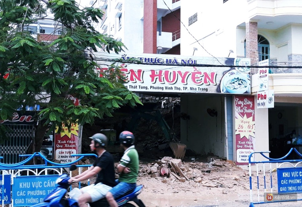 Mưa lũ, sạt lở kinh hoàng ở Nha Trang: Người dân dùng tay đào bới tìm thi thể bé trai và người phụ nữ trong đống đổ nát - Ảnh 1. Mưa lũ, sạt lở kinh hoàng ở Nha Trang: Người dân dùng tay đào bới tìm thi thể bé trai và người phụ nữ trong đống đổ nát - Ảnh 1.