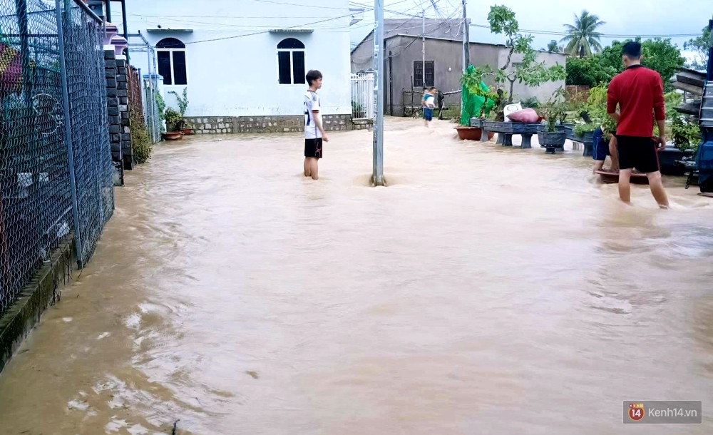Mưa lũ, sạt lở kinh hoàng ở Nha Trang: Người dân dùng tay đào bới tìm thi thể bé trai và người phụ nữ trong đống đổ nát - Ảnh 7. Mưa lũ, sạt lở kinh hoàng ở Nha Trang: Người dân dùng tay đào bới tìm thi thể bé trai và người phụ nữ trong đống đổ nát - Ảnh 7.