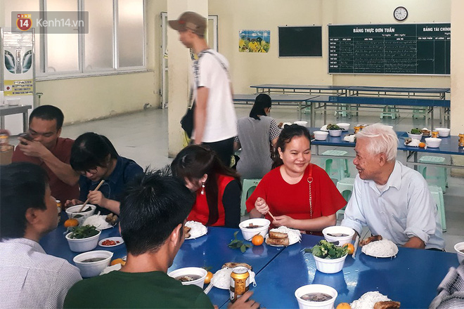 Chuyện một người thầy già không chịu về hưu, sống trong ký túc xá để bầu bạn với học sinh khiếm thị ở Hà Nội - Ảnh 4.