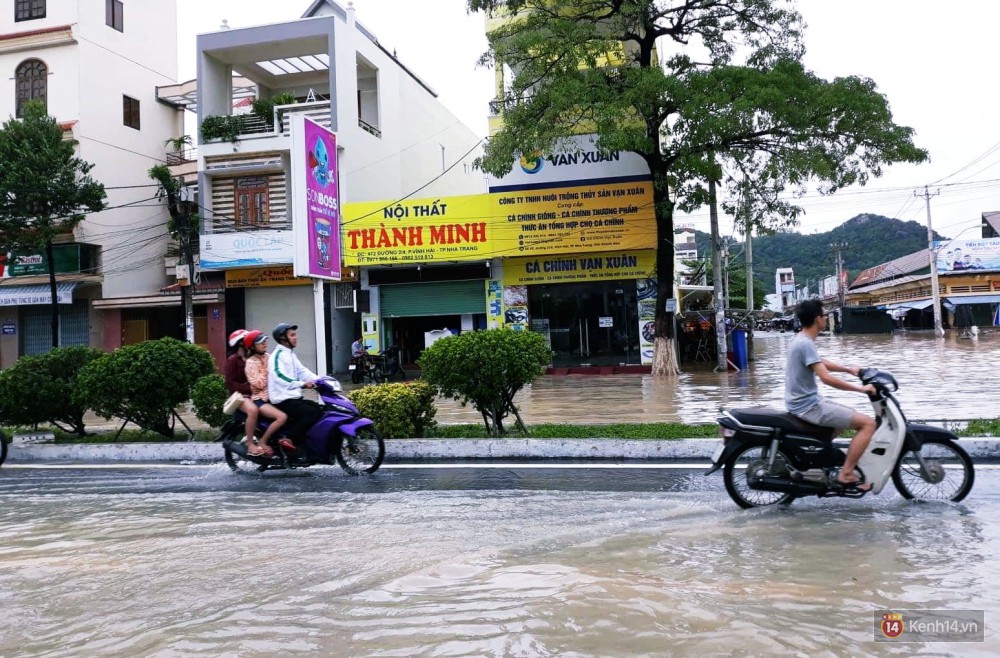 Mưa lũ, sạt lở kinh hoàng ở Nha Trang: Người dân dùng tay đào bới tìm thi thể bé trai và người phụ nữ trong đống đổ nát - Ảnh 6. Mưa lũ, sạt lở kinh hoàng ở Nha Trang: Người dân dùng tay đào bới tìm thi thể bé trai và người phụ nữ trong đống đổ nát - Ảnh 6.