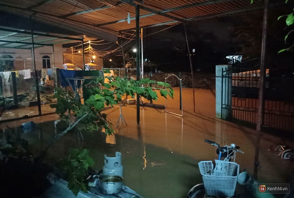 Mưa lũ, sạt lở kinh hoàng ở Nha Trang: Người dân dùng tay đào bới tìm thi thể bé trai và người phụ nữ trong đống đổ nát - Ảnh 11. Mưa lũ, sạt lở kinh hoàng ở Nha Trang: Người dân dùng tay đào bới tìm thi thể bé trai và người phụ nữ trong đống đổ nát - Ảnh 11.