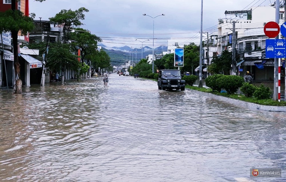 Mưa lũ, sạt lở kinh hoàng ở Nha Trang: Người dân dùng tay đào bới tìm thi thể bé trai và người phụ nữ trong đống đổ nát - Ảnh 4. Mưa lũ, sạt lở kinh hoàng ở Nha Trang: Người dân dùng tay đào bới tìm thi thể bé trai và người phụ nữ trong đống đổ nát - Ảnh 4.