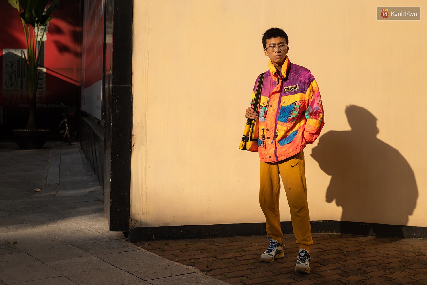 Street style 2 miền: các bạn trẻ cùng lăng xê cho loạt xu hướng hot, set đồ nào cũng trendy và nổi bần bật - Ảnh 17. Street style 2 miền: các bạn trẻ cùng lăng xê cho loạt xu hướng hot, set đồ nào cũng trendy và nổi bần bật - Ảnh 17.