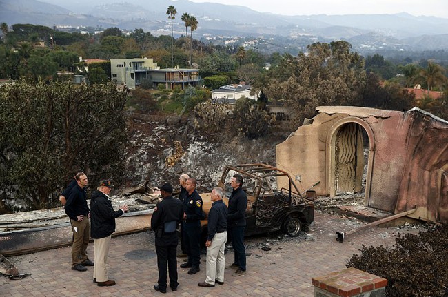 Tổng thống Trump đến hiện trường thảm họa cháy rừng California  - Ảnh 1.