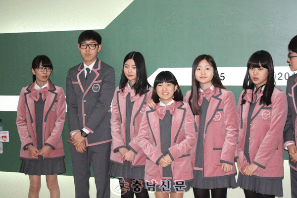Soi đồng phục của học sinh Hàn: Trường gây choáng về giá tiền đắt đỏ, trường dẫn đầu vì sang chảnh như hoàng gia - Ảnh 11.