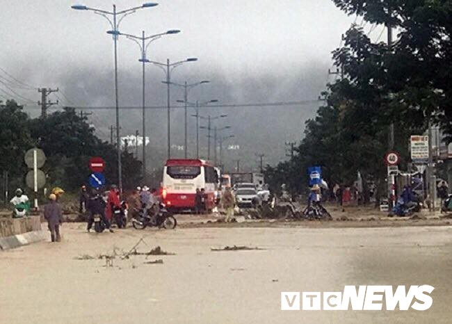 Mưa lũ hoành hành, học sinh toàn TP Nha Trang nghỉ học ngày 19/11 - Ảnh 1.