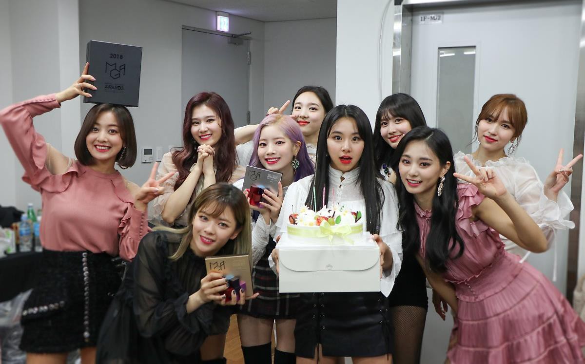 Không chỉ đánh bại EXO, TWICE còn vượt qua thành tích của “boygroup huyền thoại” Shinhwa trên show âm nhạc - Ảnh 2.