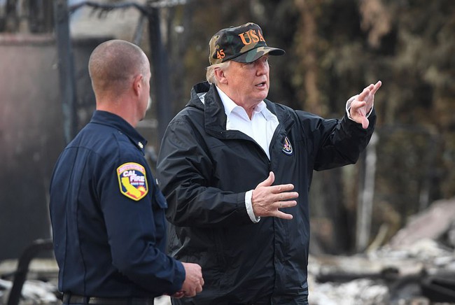 Tổng thống Trump đến hiện trường thảm họa cháy rừng California  - Ảnh 4.