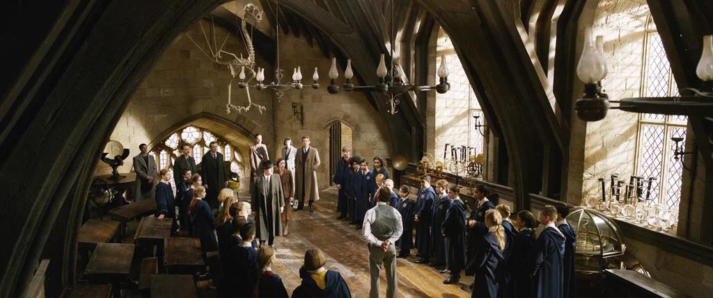 Soi mỏi mắt không hết “trứng phục sinh” trong thế giới phù thuỷ của Fantastic Beasts 2 - Ảnh 8. Soi mỏi mắt không hết “trứng phục sinh” trong thế giới phù thuỷ của Fantastic Beasts 2 - Ảnh 8.