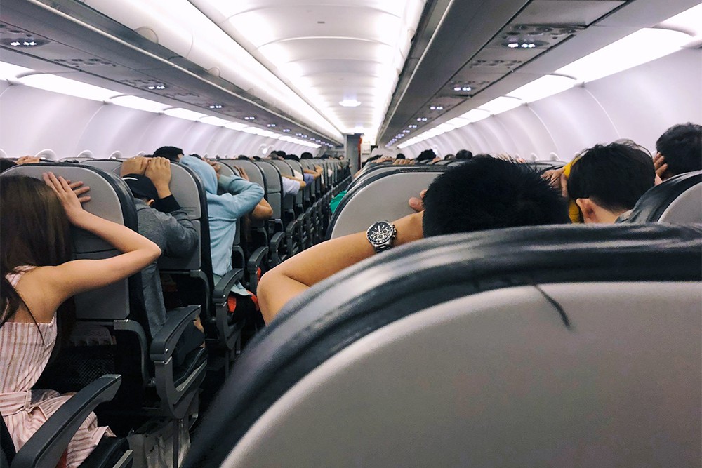 Clip: Hành khách đồng loạt vào tư thế an toàn trên chuyến bay Vietjet nghi gặp sự cố phải bay vòng trên trời rồi quay lại Tân Sơn Nhất - Ảnh 3.