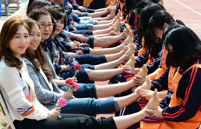 Nhân 20/11, cùng tìm hiểu ngày nhà giáo trên thế giới: Học sinh Hàn tặng hoa cẩm chướng, người Nhật lại không có ngày lễ này vì lí do bất ngờ - Ảnh 2.