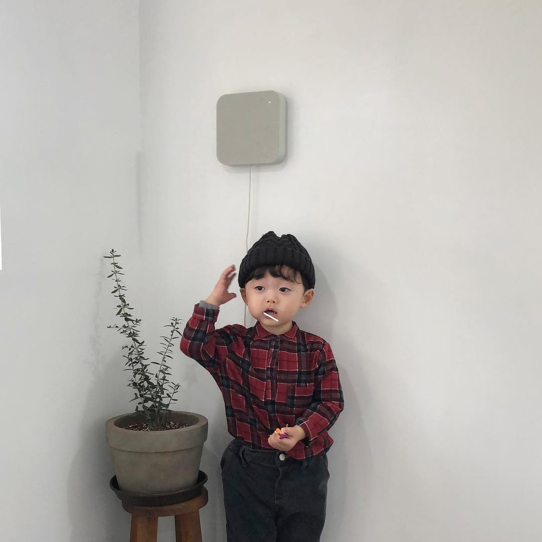 Cách bố cứu con trai khỏi cú ngã siêu đáng yêu: Xách luôn mũ áo khoác lên làm con méo hết cả mặt! - Ảnh 2. Cách bố cứu con trai khỏi cú ngã siêu đáng yêu: Xách luôn mũ áo khoác lên làm con méo hết cả mặt! - Ảnh 2.