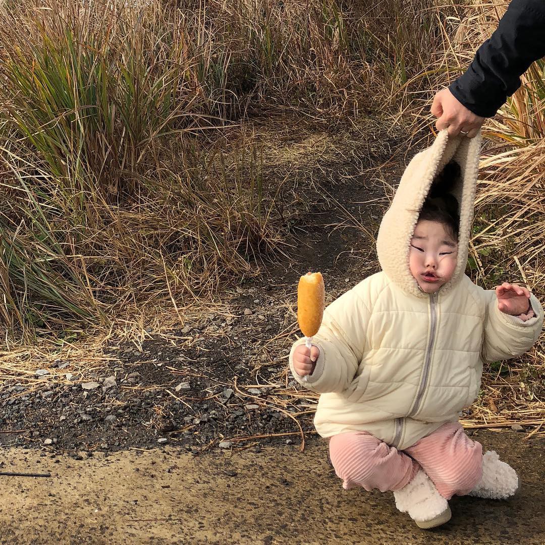 Cách bố cứu con trai khỏi cú ngã siêu đáng yêu: Xách luôn mũ áo khoác lên làm con méo hết cả mặt! - Ảnh 1. Cách bố cứu con trai khỏi cú ngã siêu đáng yêu: Xách luôn mũ áo khoác lên làm con méo hết cả mặt! - Ảnh 1.