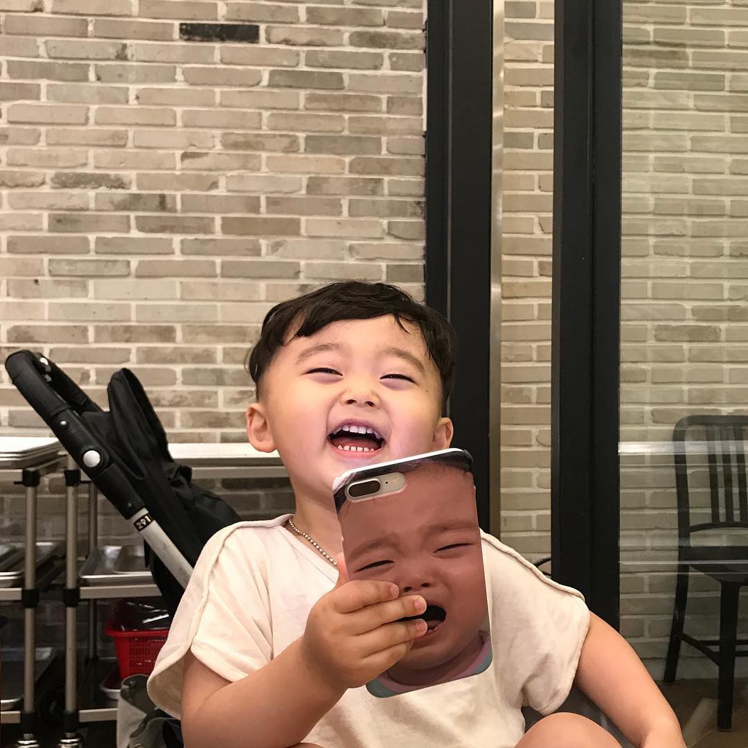 Cách bố cứu con trai khỏi cú ngã siêu đáng yêu: Xách luôn mũ áo khoác lên làm con méo hết cả mặt! - Ảnh 14. Cách bố cứu con trai khỏi cú ngã siêu đáng yêu: Xách luôn mũ áo khoác lên làm con méo hết cả mặt! - Ảnh 14.