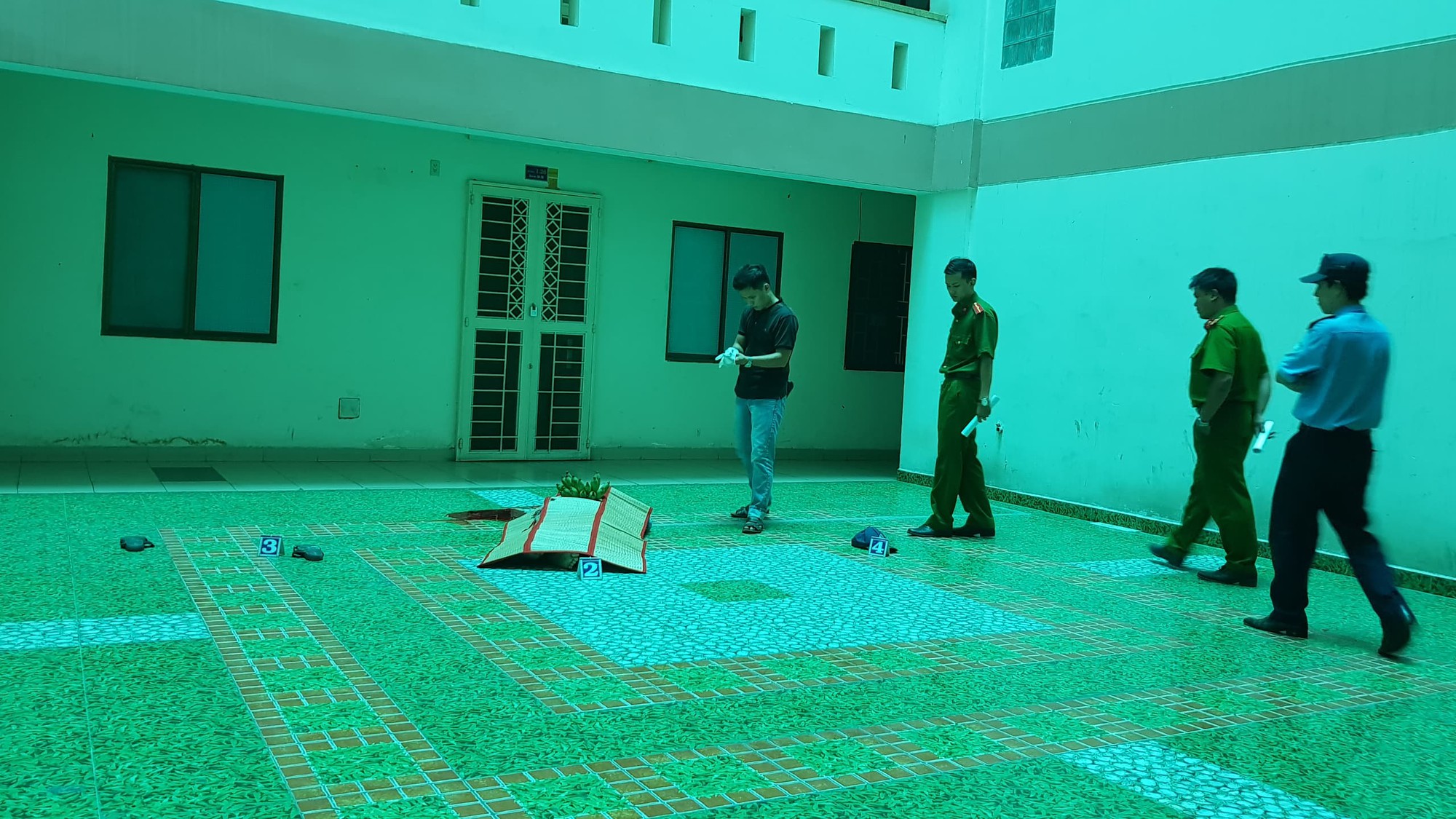 TP. HCM: Người đàn ông rơi từ tầng cao chung cư xuống đất tử vong, một cư dân gào khóc vì tưởng người thân - Ảnh 1. TP. HCM: Người đàn ông rơi từ tầng cao chung cư xuống đất tử vong, một cư dân gào khóc vì tưởng người thân - Ảnh 1.