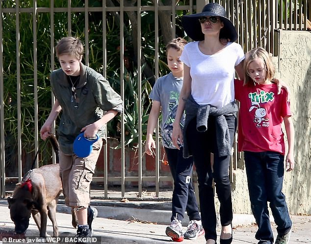 Angelina Jolie đưa 3 con ruột dạo phố, dập tan lời đồn khiến các bé mệt mỏi khi phải sống chung - Ảnh 2.