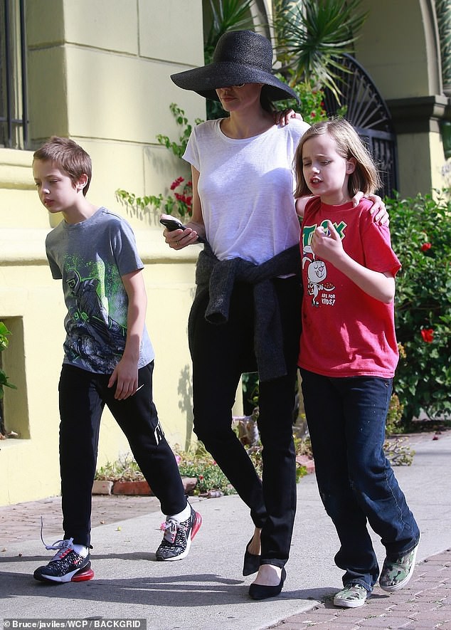 Angelina Jolie đưa 3 con ruột dạo phố, dập tan lời đồn khiến các bé mệt mỏi khi phải sống chung - Ảnh 12.