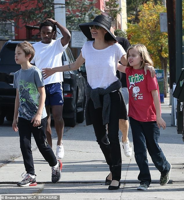 Angelina Jolie đưa 3 con ruột dạo phố, dập tan lời đồn khiến các bé mệt mỏi khi phải sống chung - Ảnh 5.