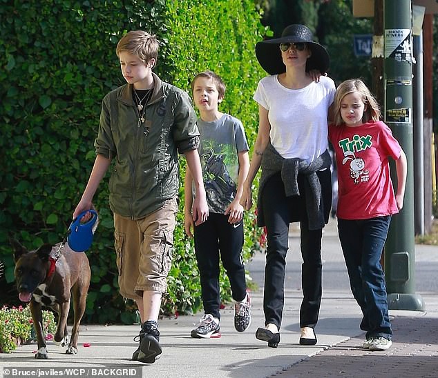 Angelina Jolie đưa 3 con ruột dạo phố, dập tan lời đồn khiến các bé mệt mỏi khi phải sống chung - Ảnh 6.